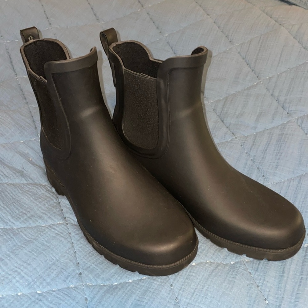 Eddie Bauer ladies rain boot - size 7 brand new - no tags